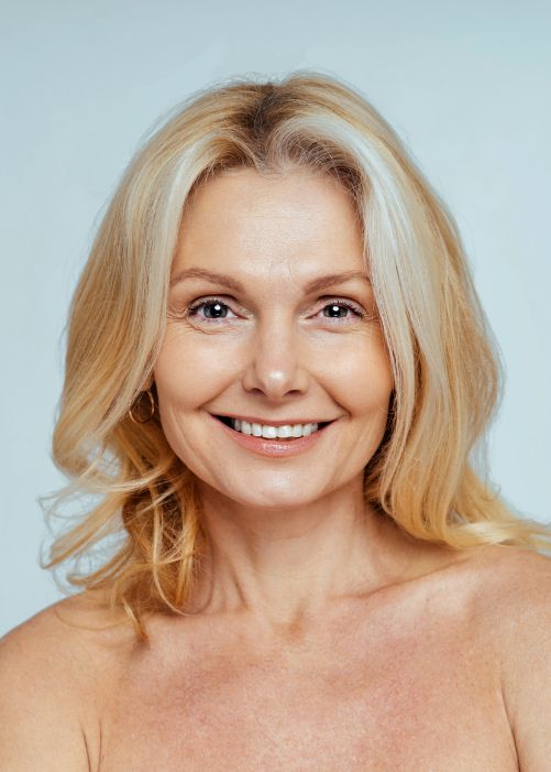 Zadowolona klientka po zabiegu Skin Storm z widoczną poprawą kondycji skóry.