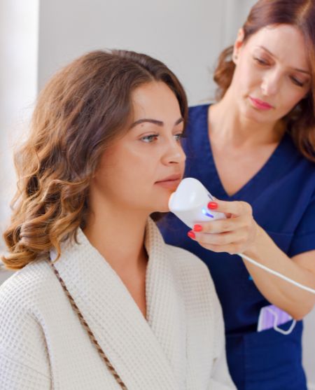 Konsultacja pielęgnacyjna z Medi Skin Analyzer w Velissi Beauty Clinic.