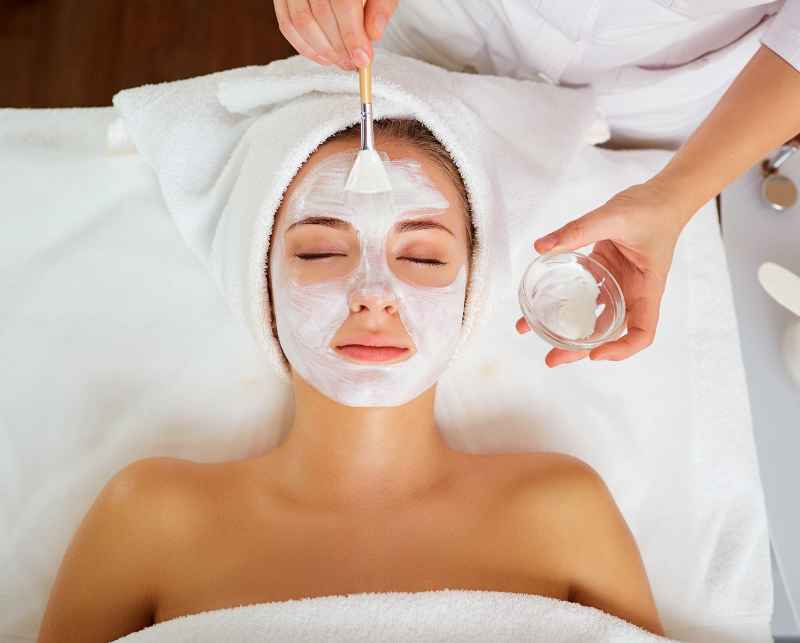 Kobieta z maseczką detoksykującą na twarzy w Velissi Beauty Clinic.