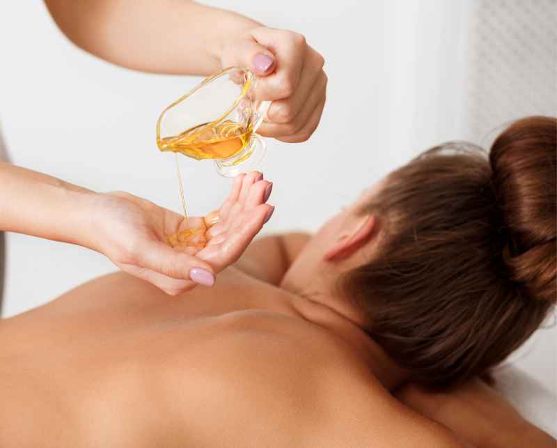 Aromaterapeutyczne olejki do masażu w Velissi Beauty Clinic.