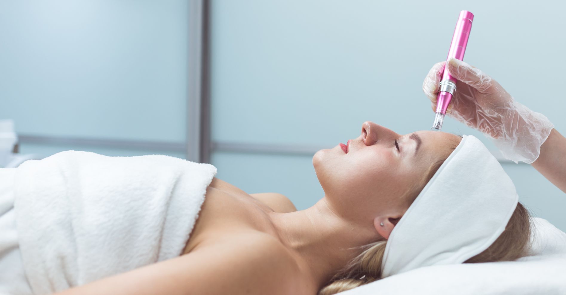  Złuszczanie skóry przy użyciu niskiej temperatury w trakcie Oxy Ice Peel & Blast.