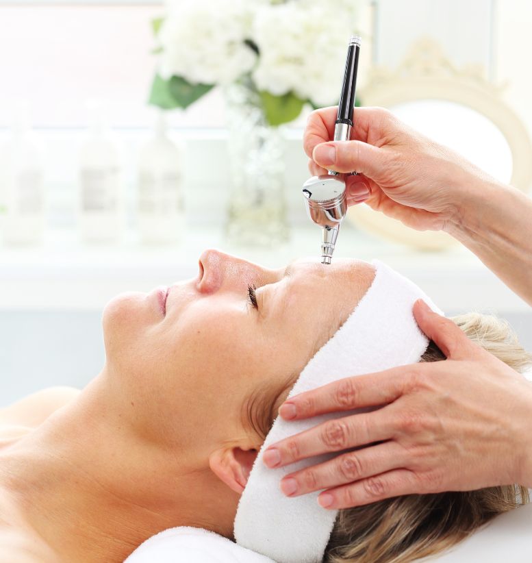 oxybrazja-peeling-twarz Oxybrazja – aplikacja mikrocząsteczek soli i wody pod wysokim ciśnieniem na skórę twarzy.