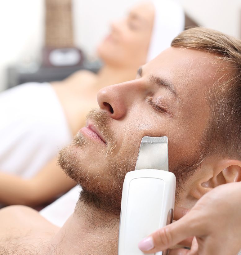 peeling-kawitacyjny-urzadzenie-twarz Urządzenie do peelingu kawitacyjnego w trakcie zabiegu oczyszczania skóry twarzy.