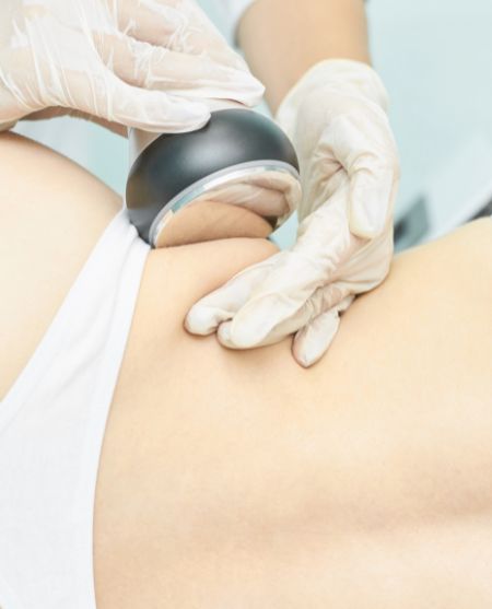 Specjalistka wykonująca liposukcję ultradźwiękową na brzuchu