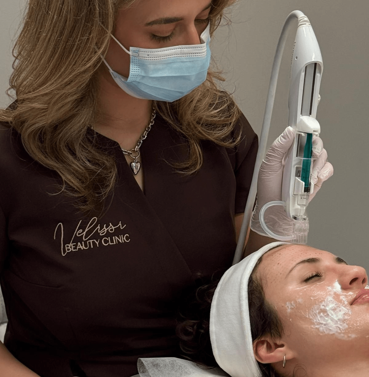 mezoterapia-iglowa-wroclaw-salon Kosmetolożka wykonująca zabieg mezoterapii igłowej we wrocławskim salonie.