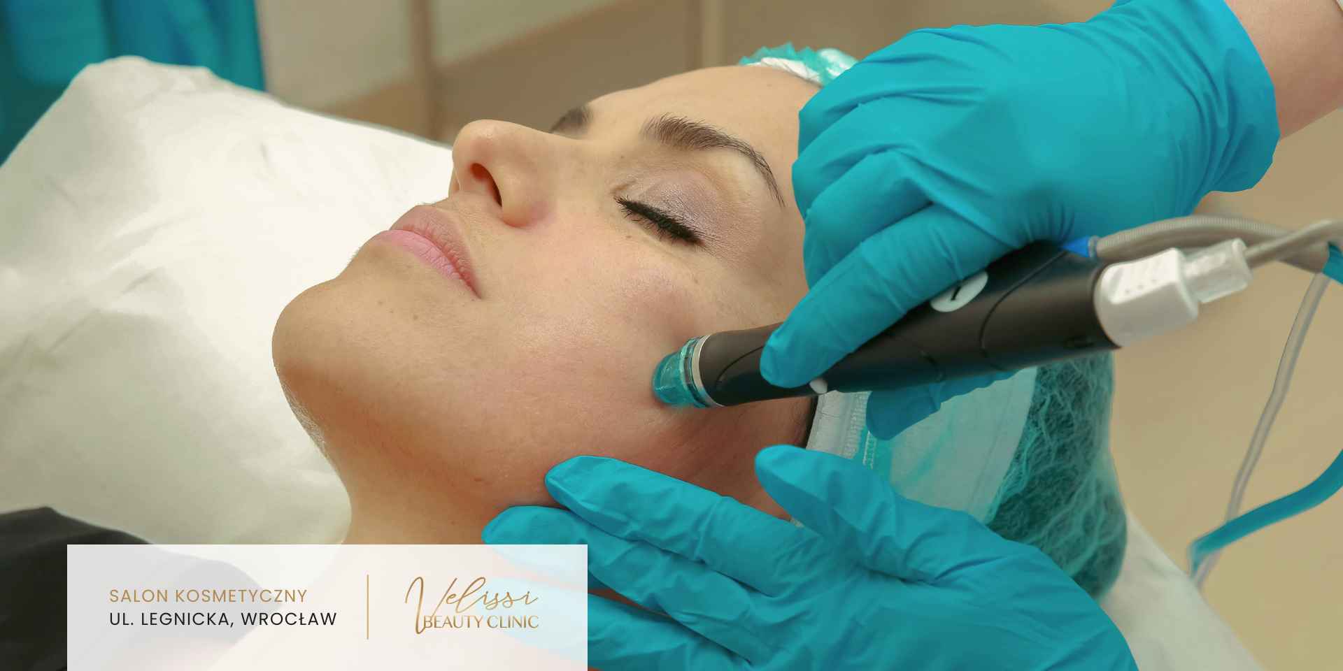 Klientka podczas relaksującego zabiegu oczyszczania wodorowego