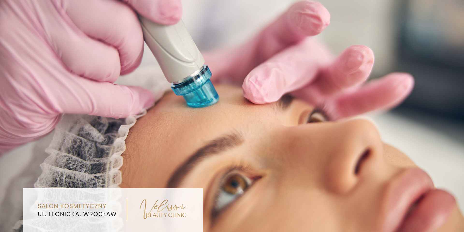 Zbliżenie na urządzenie do oczyszczania wodorowego w trakcie pracy