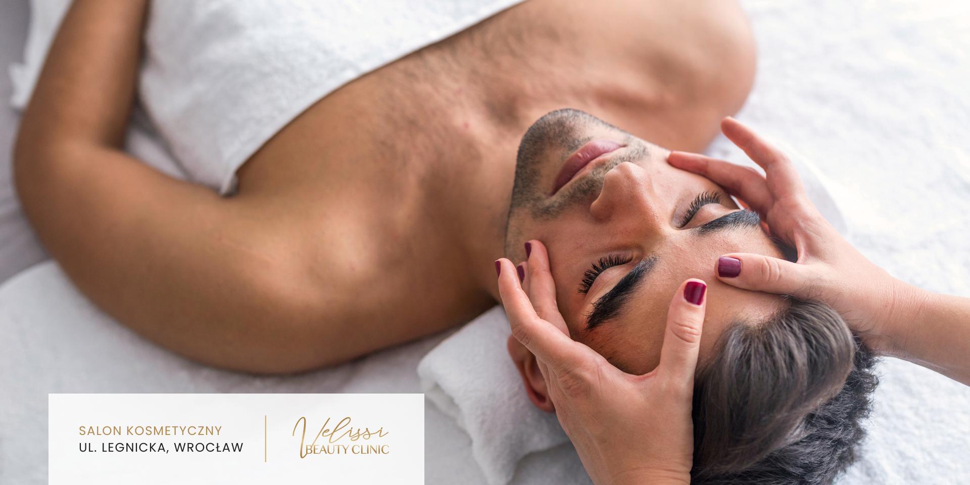 masaż-twarzy-podczas-zabieg-z-pielęgnacją-koreańską