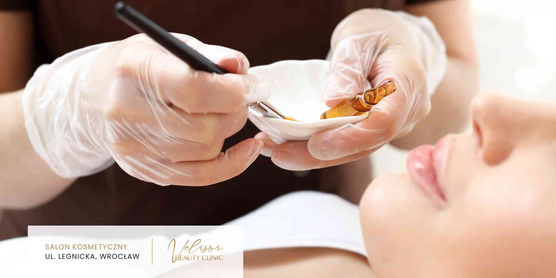 Kosmetolog w rękawiczkach nabiera pędzlem preparat PCA Skin z miseczki do zabiegu na twarz.